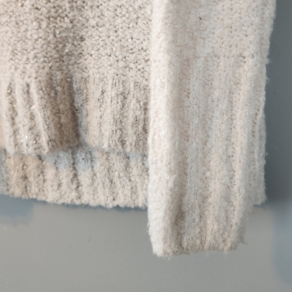 Abercrombie & Fitch cream sweater. Hi-low hem. Excellent condition. Size small - Picture 4 of 8